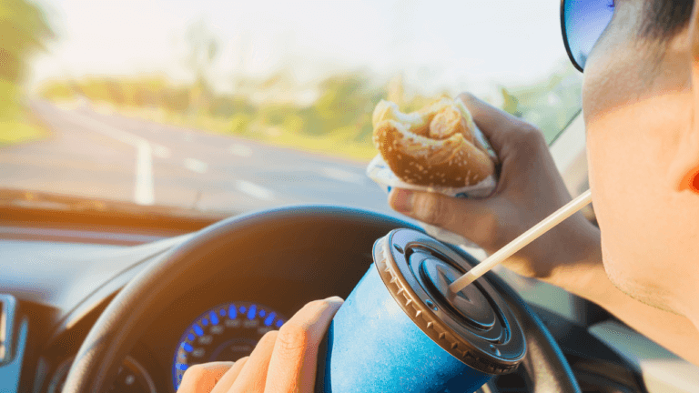 Comer y conducir en Florida: ¿Qué dice la ley?