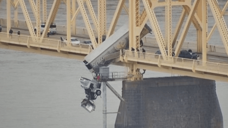 Complicado rescate de conductora en Clark Memorial Bridge, de Louisville