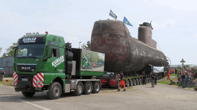 Camiones increíbles así transportaron un submarino de la II Guerra Mundial